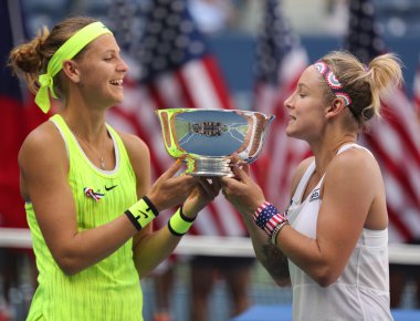Lucie Safarova (L) Çek Cumhuriyeti ve Amerika Birleşik Devletleri Bethanie Mattek-Sands kupa sunu sırasında bize açık 2016 bayanlar ikili Şampiyonlar