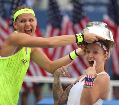 Lucie Safarova (L) Çek Cumhuriyeti ve Amerika Birleşik Devletleri Bethanie Mattek-Sands kupa sunu sırasında bize açık 2016 bayanlar ikili Şampiyonlar