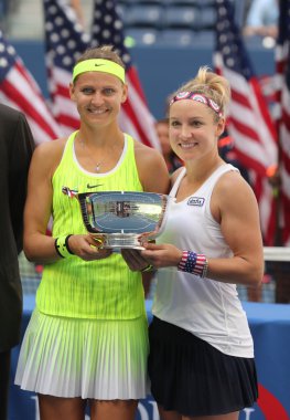 Lucie Safarova (L) Çek Cumhuriyeti ve Amerika Birleşik Devletleri Bethanie Mattek-Sands kupa sunu sırasında bize açık 2016 bayanlar ikili Şampiyonlar