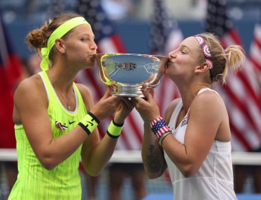 Lucie Safarova (L) Çek Cumhuriyeti ve Amerika Birleşik Devletleri Bethanie Mattek-Sands kupa sunu sırasında bize açık 2016 bayanlar ikili Şampiyonlar