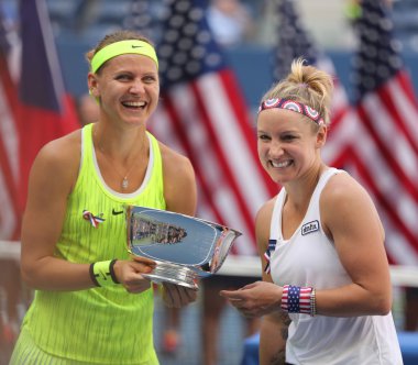 Lucie Safarova (L) Çek Cumhuriyeti ve Amerika Birleşik Devletleri Bethanie Mattek-Sands kupa sunu sırasında bize açık 2016 bayanlar ikili Şampiyonlar