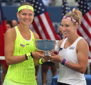 Lucie Safarova (L) Çek Cumhuriyeti ve Amerika Birleşik Devletleri Bethanie Mattek-Sands kupa sunu sırasında bize açık 2016 bayanlar ikili Şampiyonlar