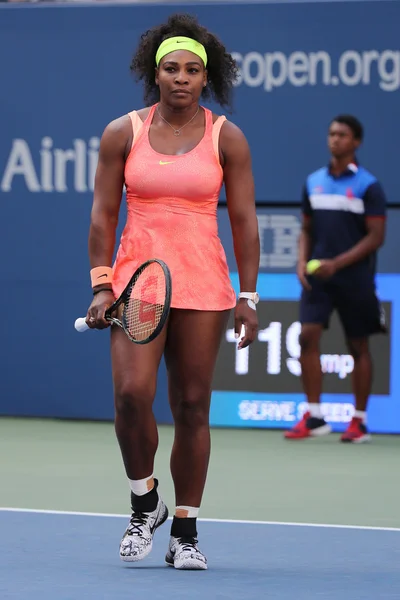 Yirmi bir kez Grand Slam şampiyonu Serena Williams bize açık 2015 dört maç yuvarlak onu sırasında eylem — Stok fotoğraf