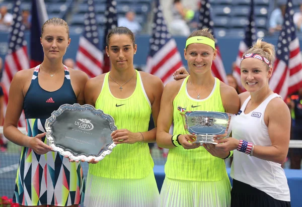 Kristina Mladenovic (L) , Caroline Garcia, (France), Lucie Safarova (Czech) and B. Mattek-Sands of USA during trophy presentation after US Open 2016 women doubles final — Stockfoto
