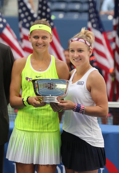 US Open 2016 women doubles champions  Lucie Safarova (L) of Czech Republic and Bethanie Mattek-Sands of United States during trophy presentation — Stockfoto