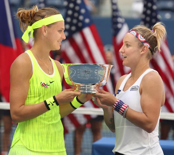 US Open 2016 women doubles champions  Lucie Safarova (L) of Czech Republic and Bethanie Mattek-Sands of United States during trophy presentation — Stock fotografie