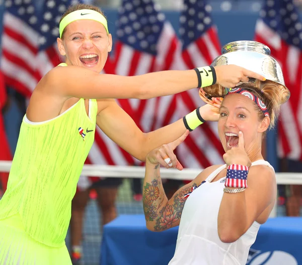 US Open 2016 women doubles champions  Lucie Safarova (L) of Czech Republic and Bethanie Mattek-Sands of United States during trophy presentation — Stock fotografie