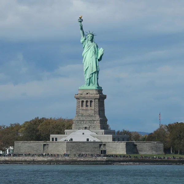 Die Freiheitsstatue im Hafen von New York — Stockfoto