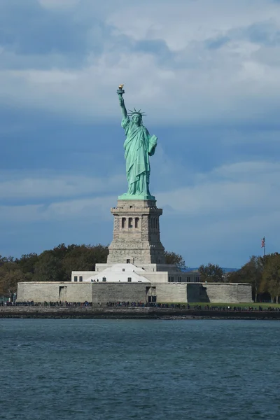 New york limanındaki Özgürlük heykeli — Stok fotoğraf