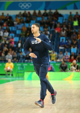 Grup A basketbol match Team Usa ve Avustralya Rio 2016 Olimpiyat oyunları arasında için Amerika Birleşik Devletleri takımının klay Thompson ısıtır