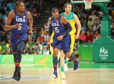 Kevin Durant (L) ve Carmelo Anthony eylem sırasında Grup A basketbol match Team Usa ve Avustralya Rio 2016 Olimpiyat oyunları arasında