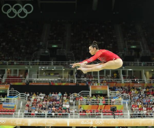 La campeona olímpica Aly Raisman de Estados Unidos compite en la barra de equilibrio en la gimnasia femenina en Río 2016 — Foto de Stock