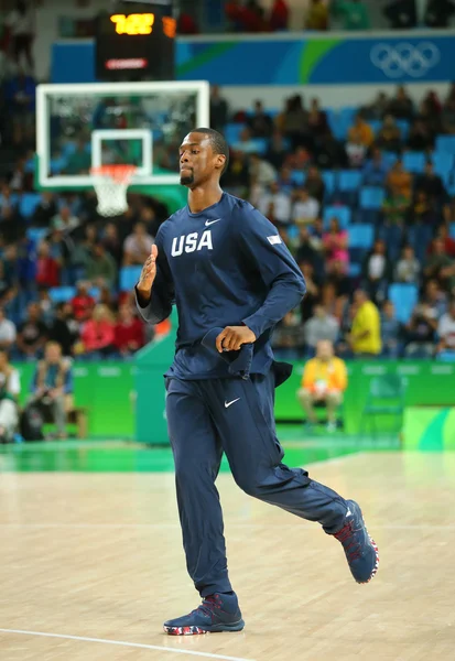 Harrison Barnes de l'équipe des États-Unis se réchauffe pour le match de basket-ball du groupe A entre l'équipe des États-Unis et l'Australie des Jeux Olympiques de Rio 2016 — Photo