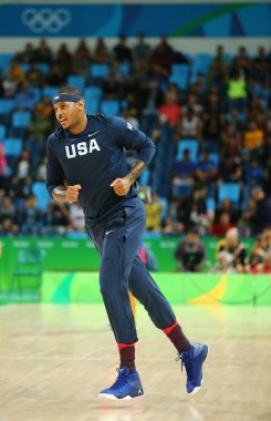 Grup A basketbol match Team Usa ve Avustralya Rio 2016 Olimpiyat oyunları arasında için Amerika Birleşik Devletleri takımının Carmelo Anthony ısıtır