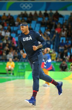 Grup A basketbol match Team Usa ve Avustralya Rio 2016 Olimpiyat oyunları arasında için Amerika Birleşik Devletleri takımının Carmelo Anthony ısıtır
