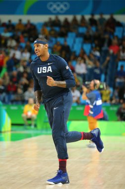 Grup A basketbol match Team Usa ve Avustralya Rio 2016 Olimpiyat oyunları arasında için Amerika Birleşik Devletleri takımının Carmelo Anthony ısıtır
