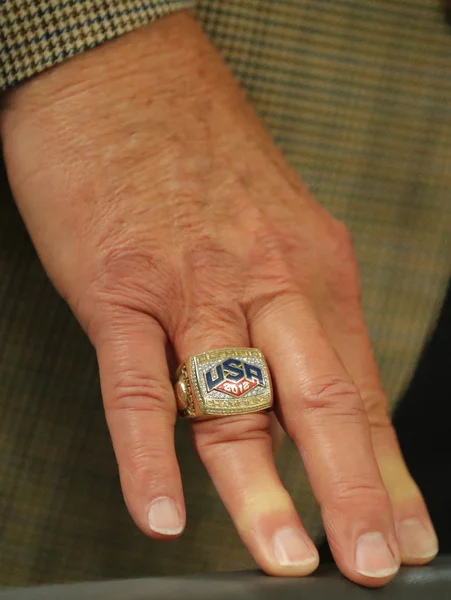 Jerry Colangelo, directeur du USA Basketball, porte l'anneau des champions olympiques des États-Unis 2012 Jeux Olympiques de Rio 2016 — Photo