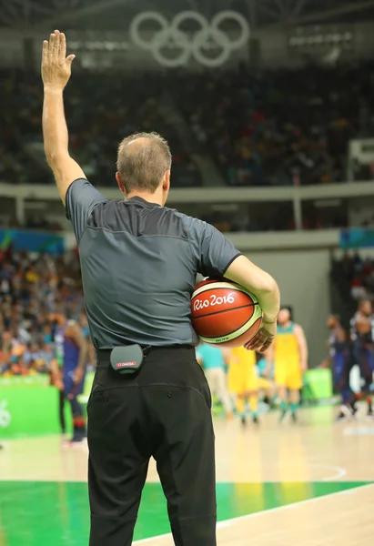 Árbitro de baloncesto en acción en un partido de baloncesto del grupo A entre el Equipo USA y Australia de los Juegos Olímpicos de Río 2016 — Foto de Stock