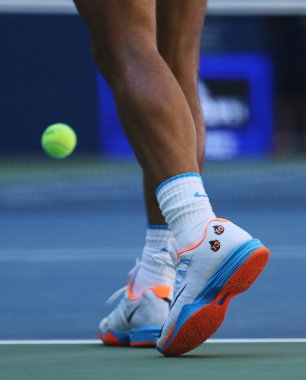 Grand Slam şampiyonu İspanya Rafael Nadal Billie Jean King Ulusal Tenis Merkezi bize açık 2016 ilk tur maçında sırasında özel Nike tenis ayakkabı giymiyor