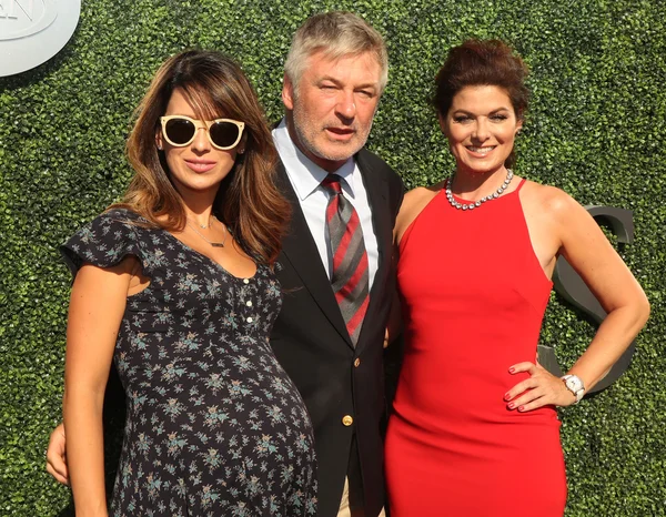 Hilaria Thomas (L), Alec Baldwin y Debra Messing, ganadoras del Emmy Award, asisten a la ceremonia de apertura del US Open 2016 — Foto de Stock