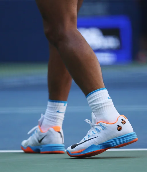 El campeón de Grand Slam Rafael Nadal de España lleva zapatos de tenis Nike personalizados durante el partido de la primera ronda del Abierto de Estados Unidos 2016 en el Billie Jean King National Tennis Center. —  Fotos de Stock