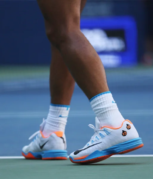 Grand-Slam-Champion rafael nadal aus spanien trägt benutzerdefinierte nike tennisschuhe während uns öffnen 2016 erstrundenspiel im billie jean king national tennis center — Stockfoto