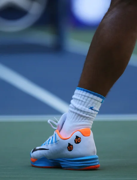 El campeón de Grand Slam Rafael Nadal de España lleva zapatos de tenis Nike personalizados durante el partido de la primera ronda del Abierto de Estados Unidos 2016 en el Billie Jean King National Tennis Center. — Foto de Stock