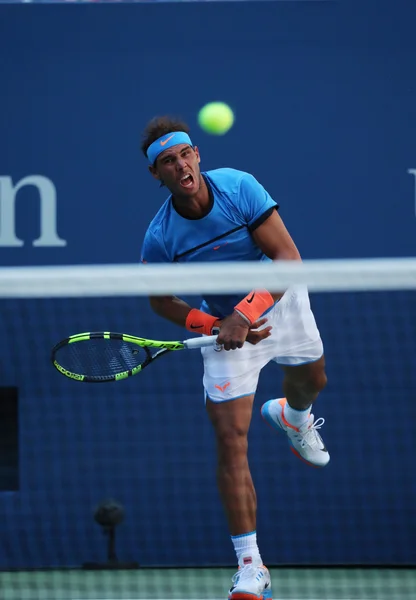 Grand Slam Championem Rafael Nadal Hiszpanii w akcji podczas Open 2016 meczu pierwszej rundy w Billie Jean King National Tennis Center — Zdjęcie stockowe