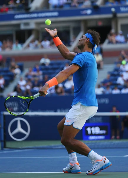 Grand Slam Championem Rafael Nadal Hiszpanii w akcji podczas Open 2016 meczu pierwszej rundy w Billie Jean King National Tennis Center — Zdjęcie stockowe