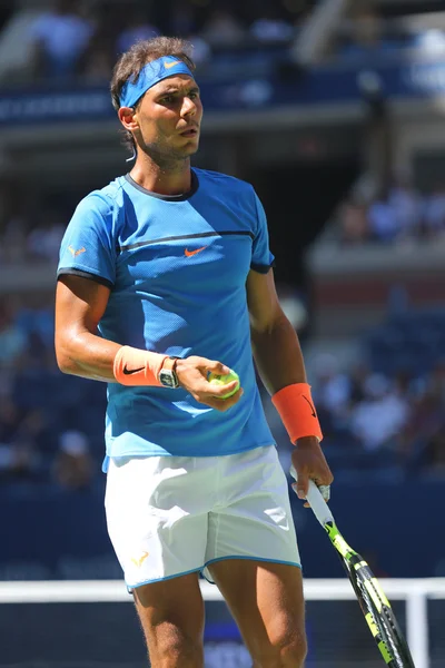 El campeón de Grand Slam Rafael Nadal de España en acción durante el partido de primera ronda del US Open 2016 en el Billie Jean King National Tennis Center — Foto de Stock
