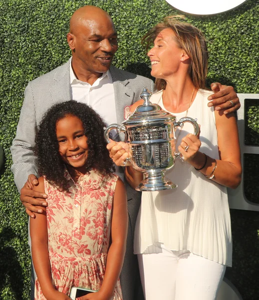Ex-campeão de boxe Mike Tyson (L) com filha e campeã do US Open 2015 Flavia Pennetta participam da cerimônia de abertura do US Open 2016 — Fotografia de Stock