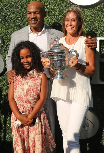 El ex campeón de boxeo Mike Tyson (L) con su hija y campeona del US Open 2015 Flavia Pennetta asisten a la ceremonia de apertura del US Open 2016 — Foto de Stock