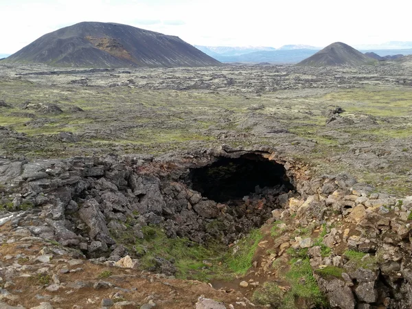 Paisaje típico de Islandia con cueva — Foto de Stock