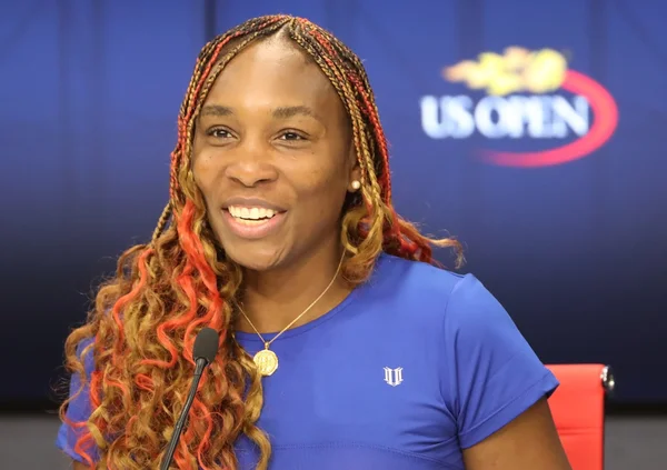 Grand-Slam-Siegerin Venus Williams aus den Vereinigten Staaten während der Pressekonferenz nach ihrem Erstrundenmatch bei den US Open 2016 — Stockfoto