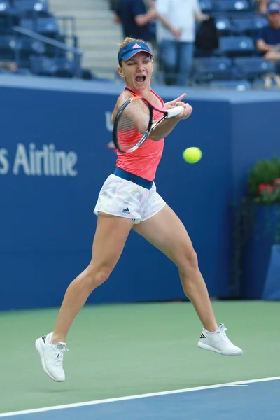 La joueuse de tennis professionnelle Simona Halep de Roumanie en action lors de son premier match à l'US Open 2016 — Photo