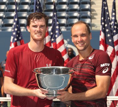 Bize açık 2016 erkekler ikili Şampiyonlar Jamie Murray (L) Büyük Britanya'nın ve Bruno Soares Brezilya kupa sunu sırasında 