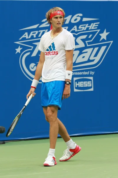 Professionele tennisspeelster Alexander Zverev van Duitsland praktijken voor ons Open 2016 — Stockfoto