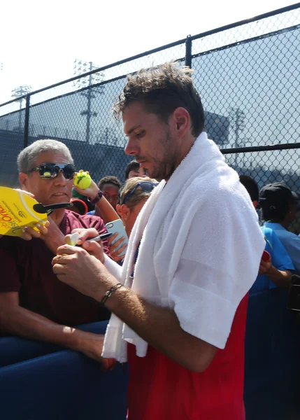 Le champion du Grand Chelem Stanislas Wawrinka de Suisse signe des autographes après l'entraînement pour l'US Open 2016 — Photo