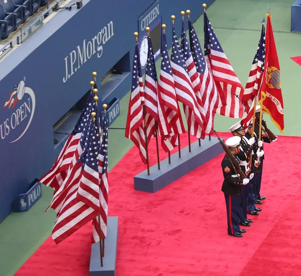 Die Farbengarde des US-Marinekorps während der Eröffnungsfeier des us open Männerfinales 2016 — Stockfoto