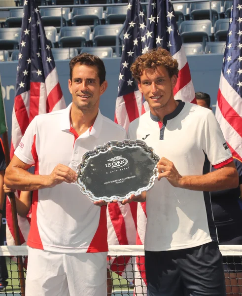 Nas Open 2016 mężczyzn podwaja biegaczy Guillermo Garcia-Lopez (L) i Pablo Carreño Busta Hiszpanii podczas prezentacji trofeum — Zdjęcie stockowe