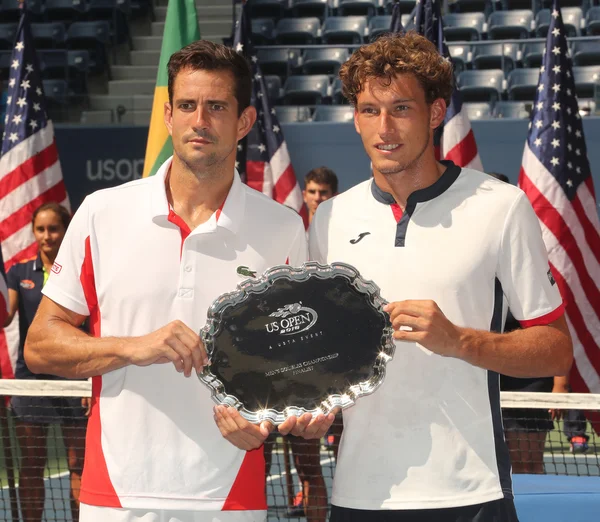 US Open 2016 uomini raddoppiano i secondi classificati Guillermo Garcia-Lopez (L) e Pablo Carreno Busta di Spagna durante la presentazione del trofeo — Foto Stock