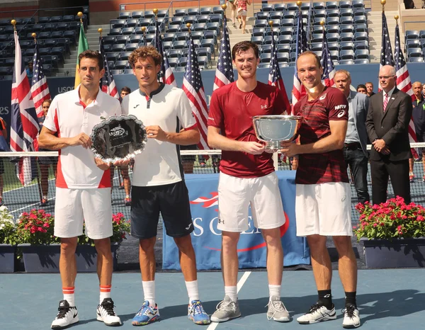 Guillermo Garcia-Lopez ESP (L), Pablo Carreno Busta ESP, Jamie Murray GBR и Bruno Soares BRA во время презентации трофеев — стоковое фото