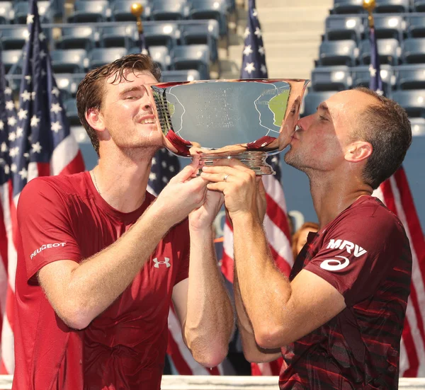 US Open 2016 masculino duplica campeões Jamie Murray (L) da Grã-Bretanha e Bruno Soares do Brasil durante apresentação de troféus — Fotografia de Stock