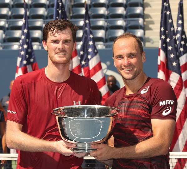 Чемпионы US Open 2016 в парном разряде Джейми Мюррей (L) из Великобритании и Бруно Соарес из Бразилии во время презентации трофея — стоковое фото