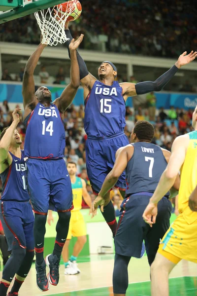 Le champion olympique Carmelo Anthony (numéro 15) de l'équipe des États-Unis en action lors du match de basket-ball du groupe A entre l'équipe des États-Unis et l'Australie du Rio 2016 — Photo