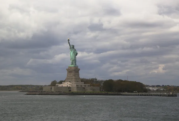 New york limanındaki Özgürlük heykeli — Stok fotoğraf