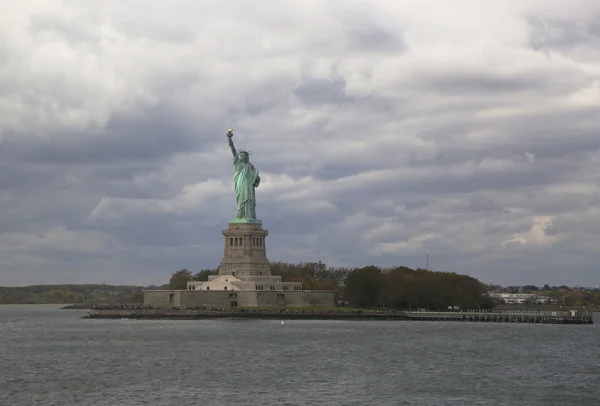 Estatua de la Libertad en el puerto de Nueva York — Foto de Stock