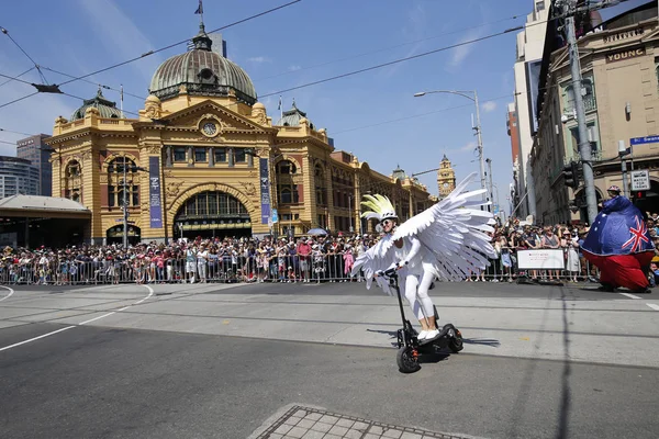 Participantes marchando durante o Desfile do Dia da Austrália em Melbourne — Fotografia de Stock