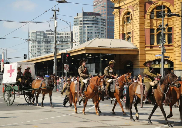 Participantes marchando durante el Desfile del Día de Australia en Melbourne — Foto de Stock