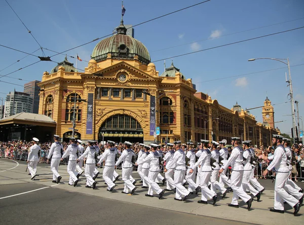 Melbourne Avustralya günü geçit töreni sırasında yürüyen katılımcılar — Stok fotoğraf